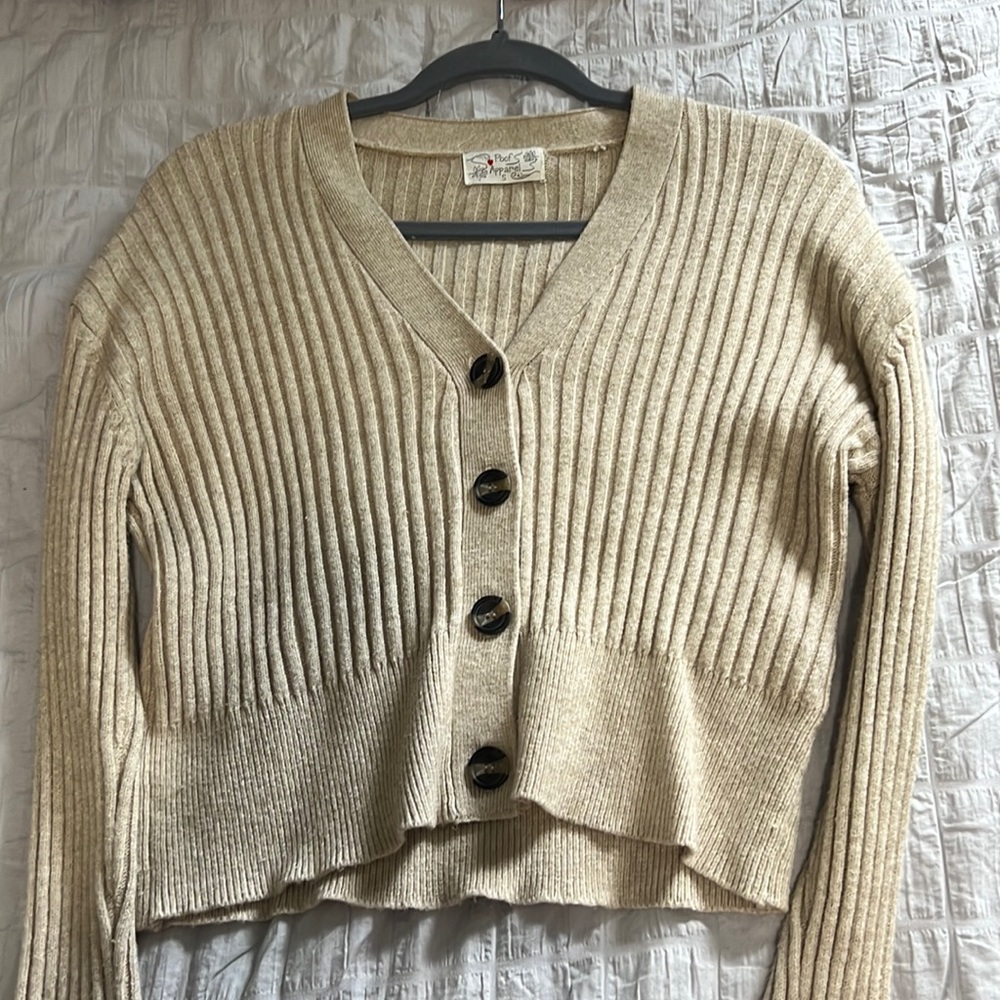 Cropped sweater with buttons